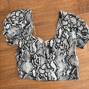 Urban Outfitters Black and White Fitted Crop Blouse with Cap Sleeves